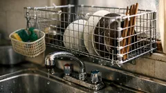 100均ワイヤーネットで蛇口上に水切りラックをDIYする方法