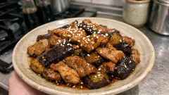 片栗粉でタレがしっかり絡む。豚肉となすの甘辛炒め（ごはんが進む定番おかず）