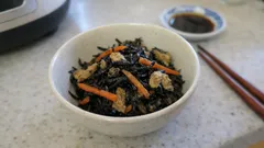 ごま油で先に炒めてコクUP：冷凍ストックもできるひじきの煮物レシピ