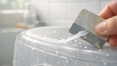 お風呂の椅子の白いこびり付きはカードで落ちる？石けんカスを薄く剥がす掃除術