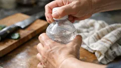 ペットボトルのキャップが固いとき、道具なしでラクに開ける逆転テク