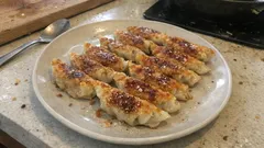 冷凍餃子が少ない油でカリッと：フライパンで作る「揚げ焼き」揚げ餃子