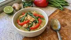 ローストチキンの残りで手早く一皿：タイ風グリーンカレーの作り方