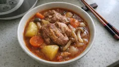 米粉で軽いとろみ。豚スネ肉のトマトシチューを具だくさんで作る