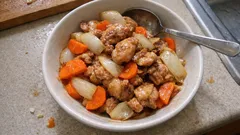 レンジにんじんで時短、たれが絡む鶏もも肉と玉ねぎの醤油炒め