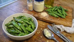 ポリポリ食感が止まらない。スナップえんどうのガーリックマヨ炒め（2〜3分）