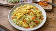 キャベツ400gをペロリ：卵を半熟で戻す、キャベツとにんじんの簡単炒め